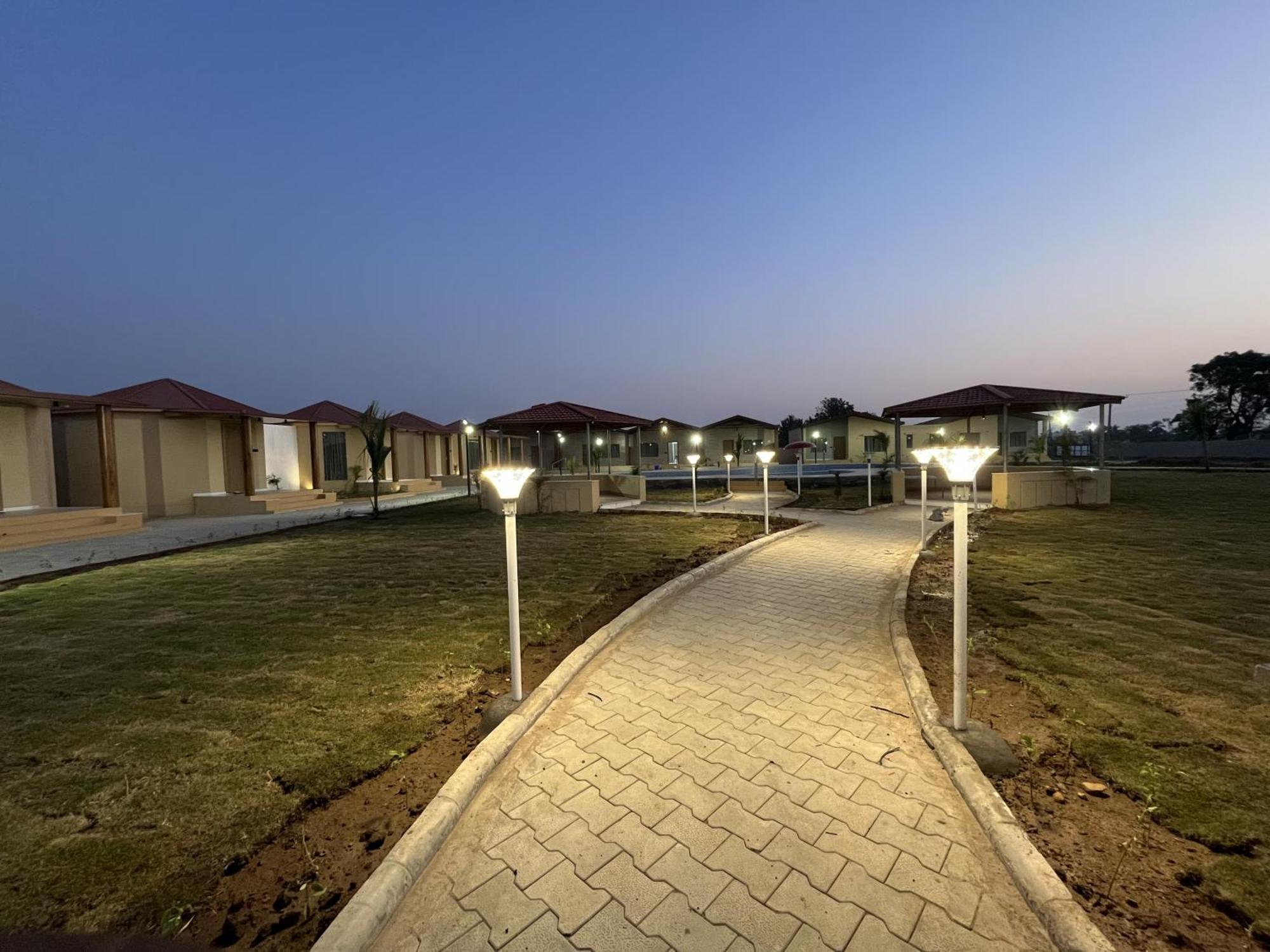 Shree Jalaram Resort Kodae Ngoại thất bức ảnh