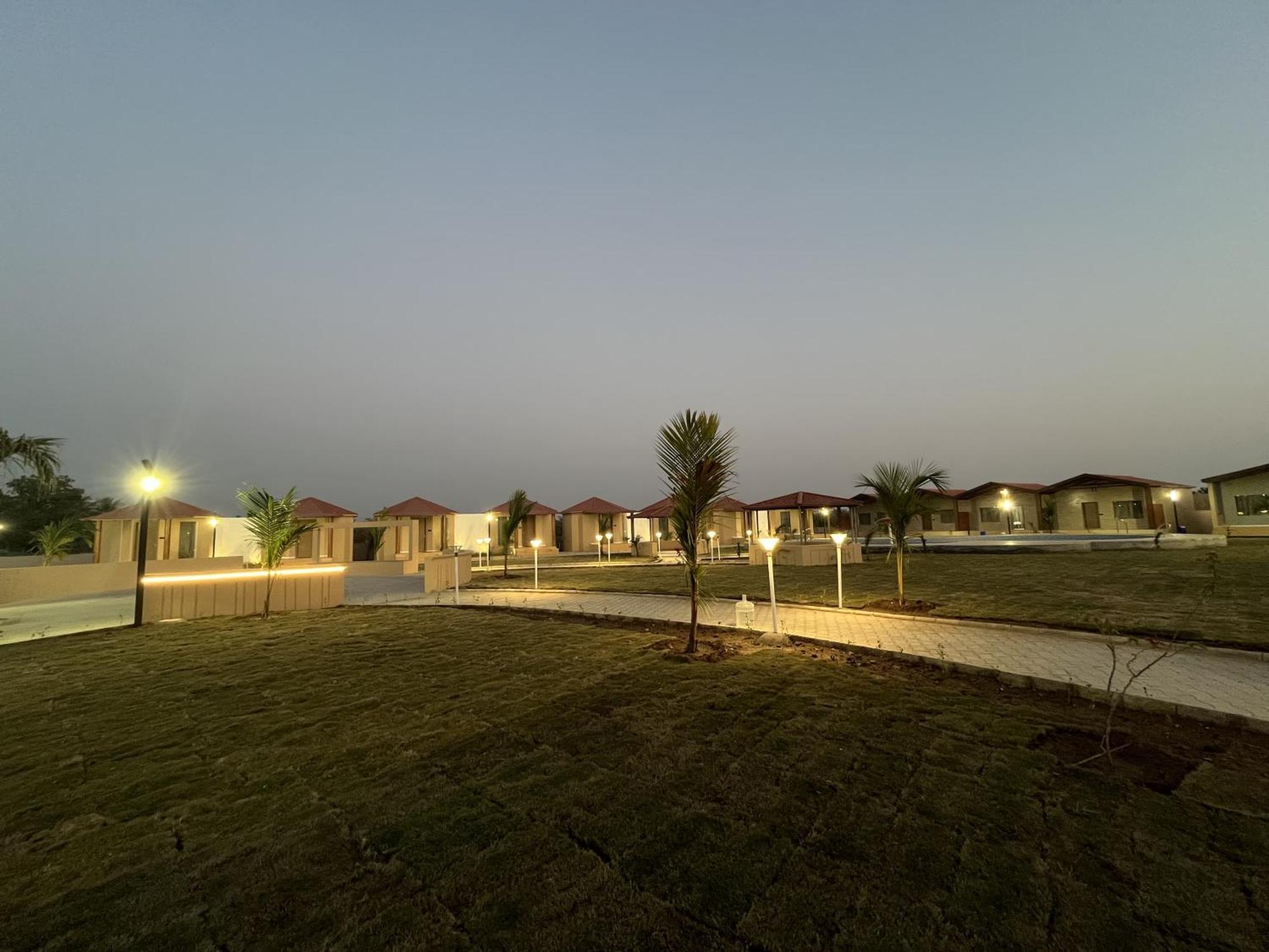 Shree Jalaram Resort Kodae Ngoại thất bức ảnh